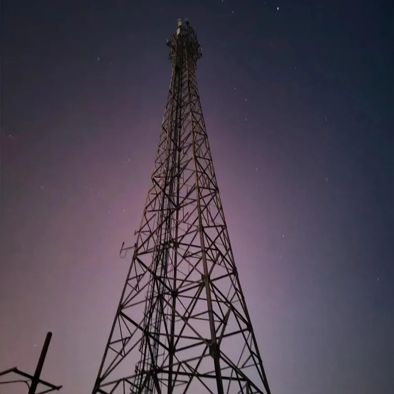 Cinkuoto kampinio plieno telekomunikacijų bokštas